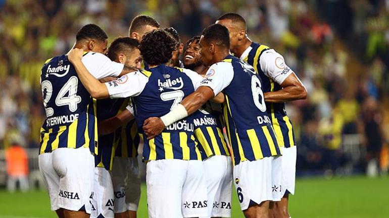 Fenerbahçe tribünlerinden İsmail Kartal'a sevgi gösterisi! Bu sezon bir ilk