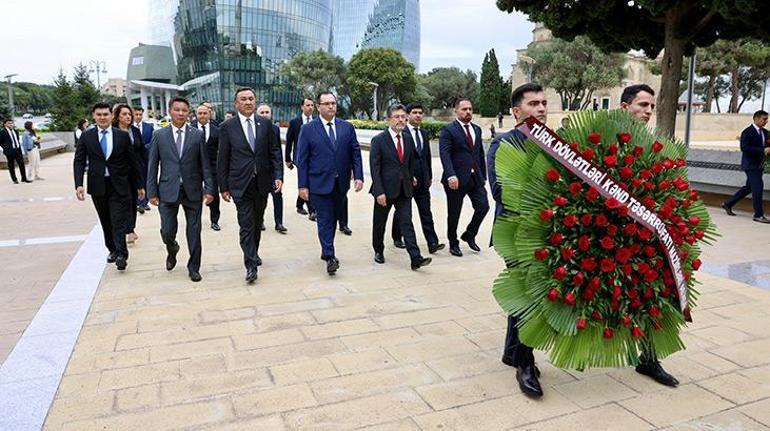 Bakan Yumaklı'dan Azerbaycan Şehitliği ve Türk Şehitliği’ne ziyaret