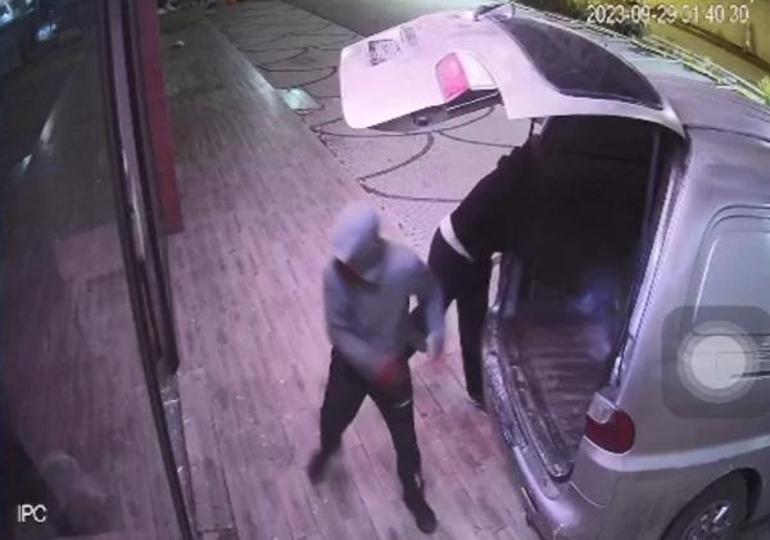 Hırsızlar kapıyı açamayınca araç dükkana daldı!