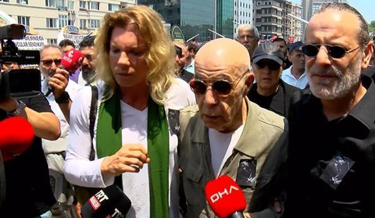 Mazhar Alanson sahnede Özkan Uğur'u andı: Böyle olmamalıydı!