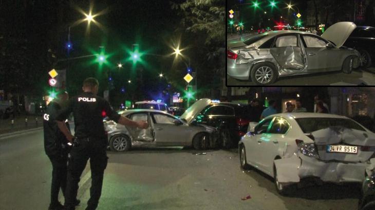 Kadıköy’de kontrolden çıkan otomobil duran araçlara çarptı: 2 yaralı