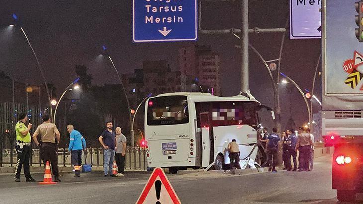 Adana’da midibüs yön levhasına çarptı: 5 yaralı