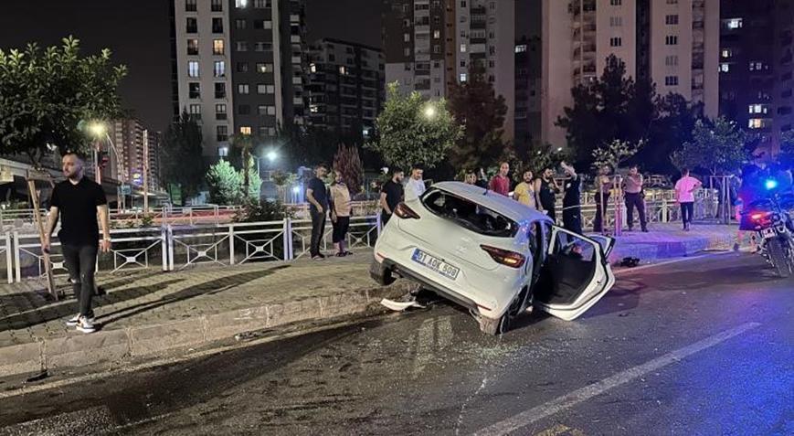 Kontrolden çıktı, direğe çarptı! Feci kazada kaldırımda yürüyen 1 kişi can verdi