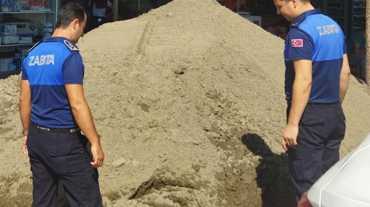 Çıkmam diyen kiracıya, görülmemiş zulüm! Bir kamyon kumla kapıya dayandı