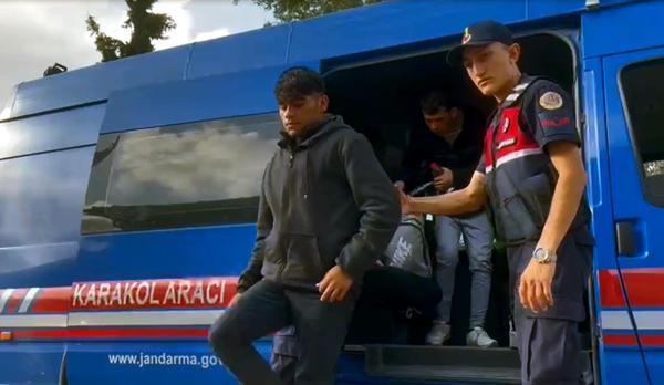 Tekirdağ'da tarlada göçmen kovalamacası: 122 kaçak yakalandı