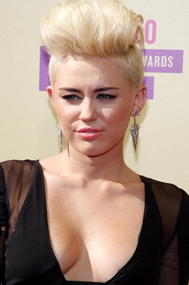Miley Cyrus'tan takıntılı hayranına uzaklaştırma kararı!