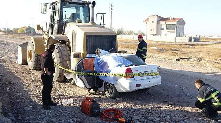 Aksaray'da feci ölüm! Otomobil iş makinesine çarptı