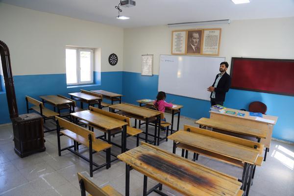 Tek sınıf, tek öğrenci, tek öğretmen! Hasret için okul açıldı