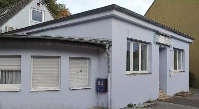 Almanya'da camiye çirkin saldırı! Pencerelerini yakmaya çalıştılar