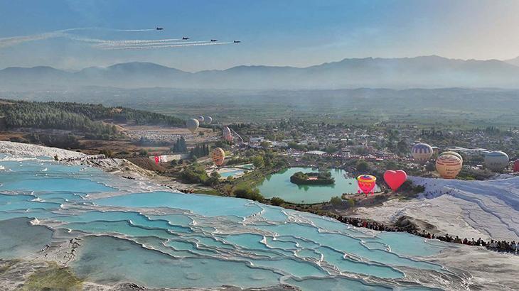 Pamukkale'de Türk Yıldızları'ndan nefes kesen gösterisi