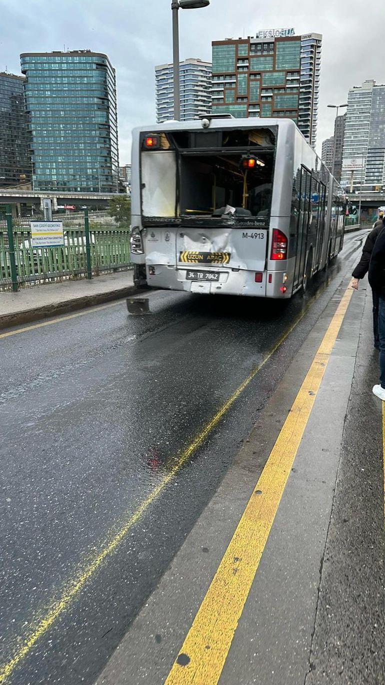 Kadıköy'de metrobüs kazası!
