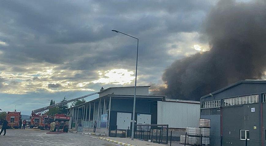 Uşak’ta iplik fabrikasında yangın! 2 saatte kontrol altına alındı