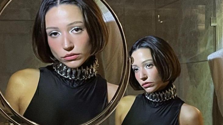 Zeynep Bastık’tan ayna pozları! ‘Yakıyorsun güzelliğinle’