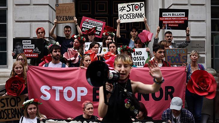 İklim aktivistleri bu kez Londra’da Sefiller müzikalini durdurdu, beş kişi gözaltına alındı