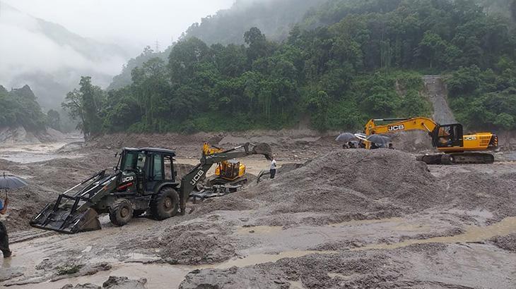 Hindistan’da sel! Ölü sayısı yükseliyor