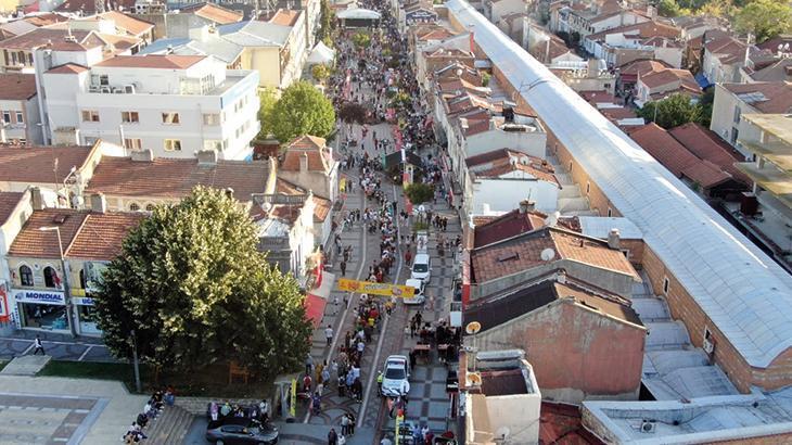 Edirne’de metrelerce kuyruk havadan görüntülendi! 1 ton ciğer dağıtıldı
