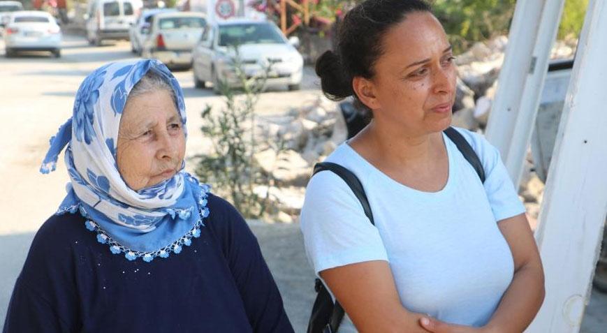 Gelini ile yuvalarının yıkılışını üzüntü içerisinde izledi