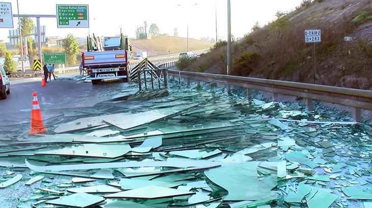 İstanbul’da camlar yola savruldu! Trafik durma noktasına geldi