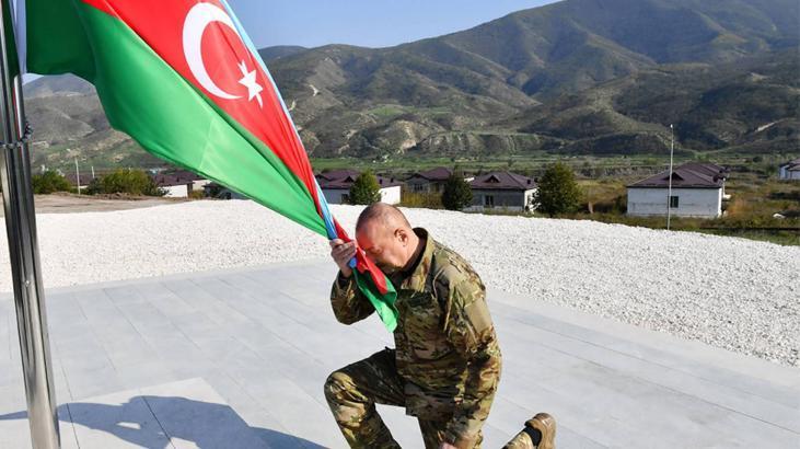 İlk kez ziyaret etti Azerbaycan bayrağını göndere çekti! Aliyev’den net mesaj