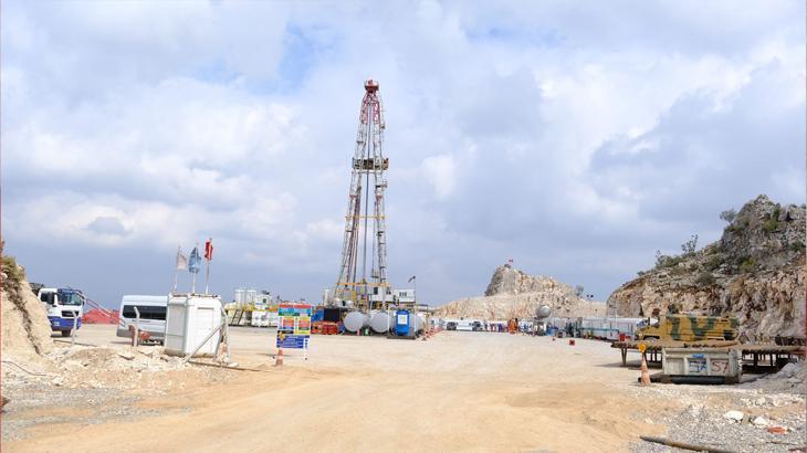 Petrol üretimi yapılan sahada inceleme