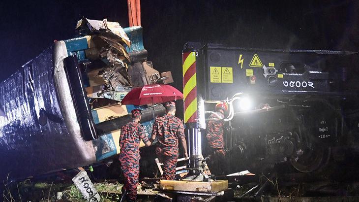 Ölüm treni! Bangladeş’te katliam gibi kaza: Çok sayıda ölü ve yaralı var
