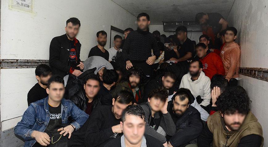 Kamyonun kasası ile şişme botta 100 göçmen yakalandı