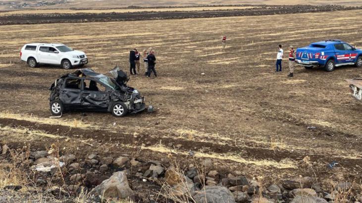 Otomobil tarlaya devrildi! Yaralılar var