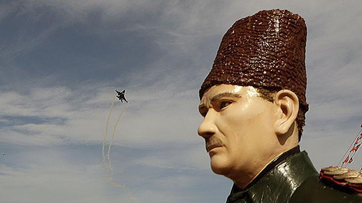 Cumhuriyet’in 100’üncü yılında SOLOTÜRK’ten selamlama uçuşu