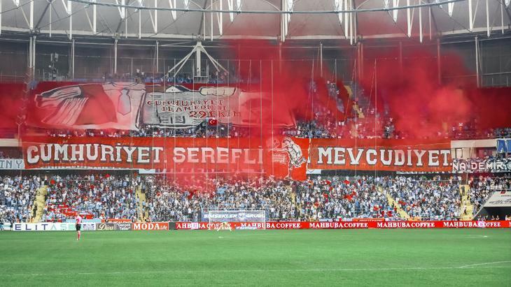 Adana Demirspor – Konyaspor maçında Cumhuriyet Bayramı coşkusu! 100’üncü yıla özel koreografi