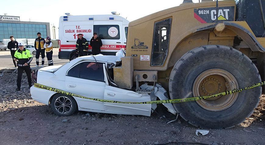 Otomobil iş makinesine çarptı, sürücü feci şekilde can verdi