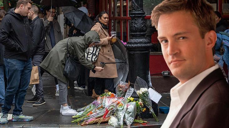 Hayranları evinin önüne çiçek bıraktı! ‘Tek başına, bir aileye duyduğu özlemle öldü’