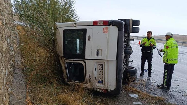 Yağış nedeniyle kayganlaşan yolda minibüs devrildi: 14 yaralı