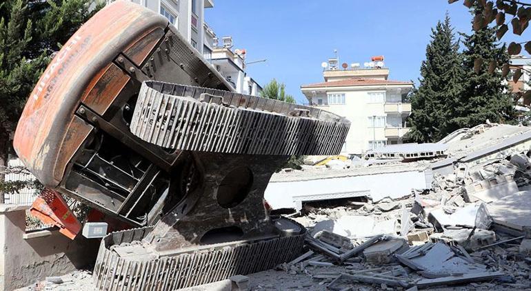 Gaziantep'te 5 katlı bina yıkım sırasında çöktü! Operatör ölümden döndü