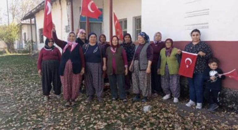 Köyde öğrenci bulamayan yaşlılar, 100'üncü yıl şiirlerini kendileri okudu