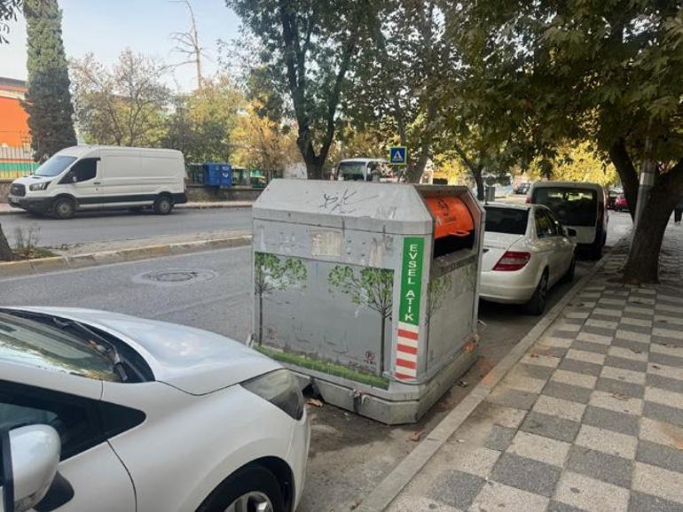 Kadıköy'de çöp konteynerine giren kişi 2 gün sonra vinçle çıkarıldı