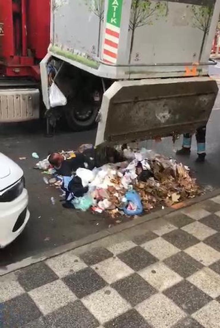 Kadıköy'de çöp konteynerine giren kişi 2 gün sonra vinçle çıkarıldı