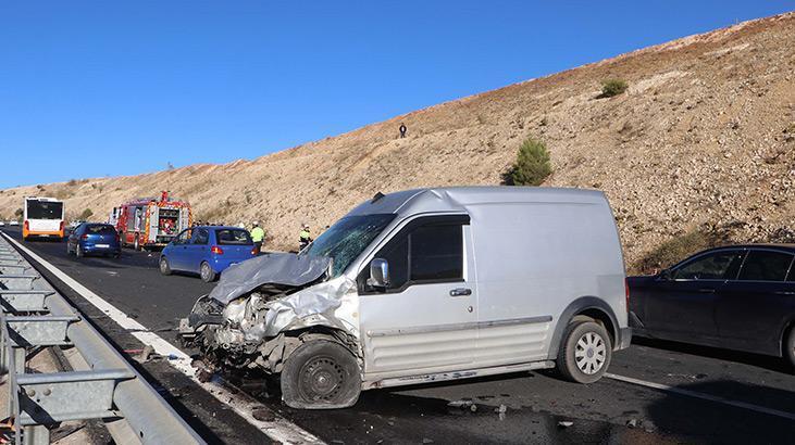 Yol kenarındaki otombile iki araç çarptı: 1 ölü, 6 yaralı