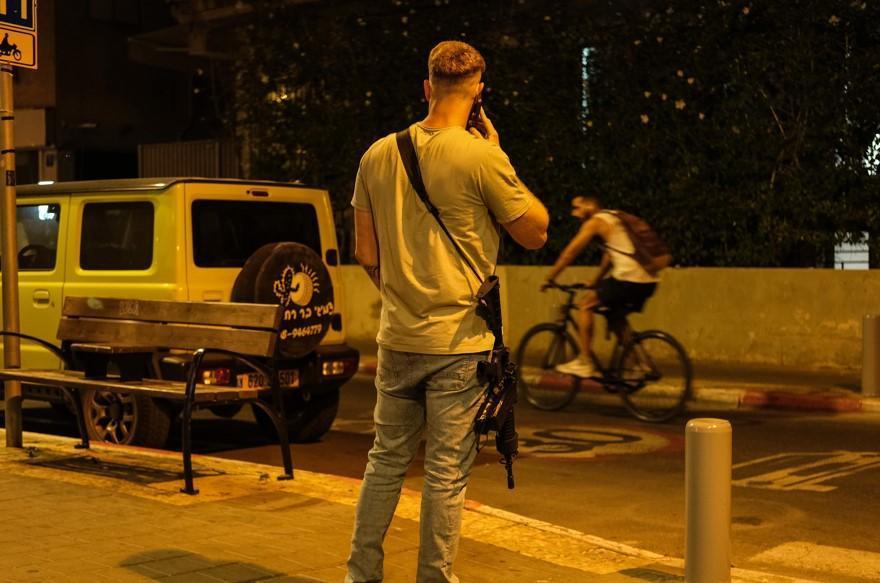 Görüntüler İsrail'den! Halk sokakta makinalı tüfeklerle dolaşıyor