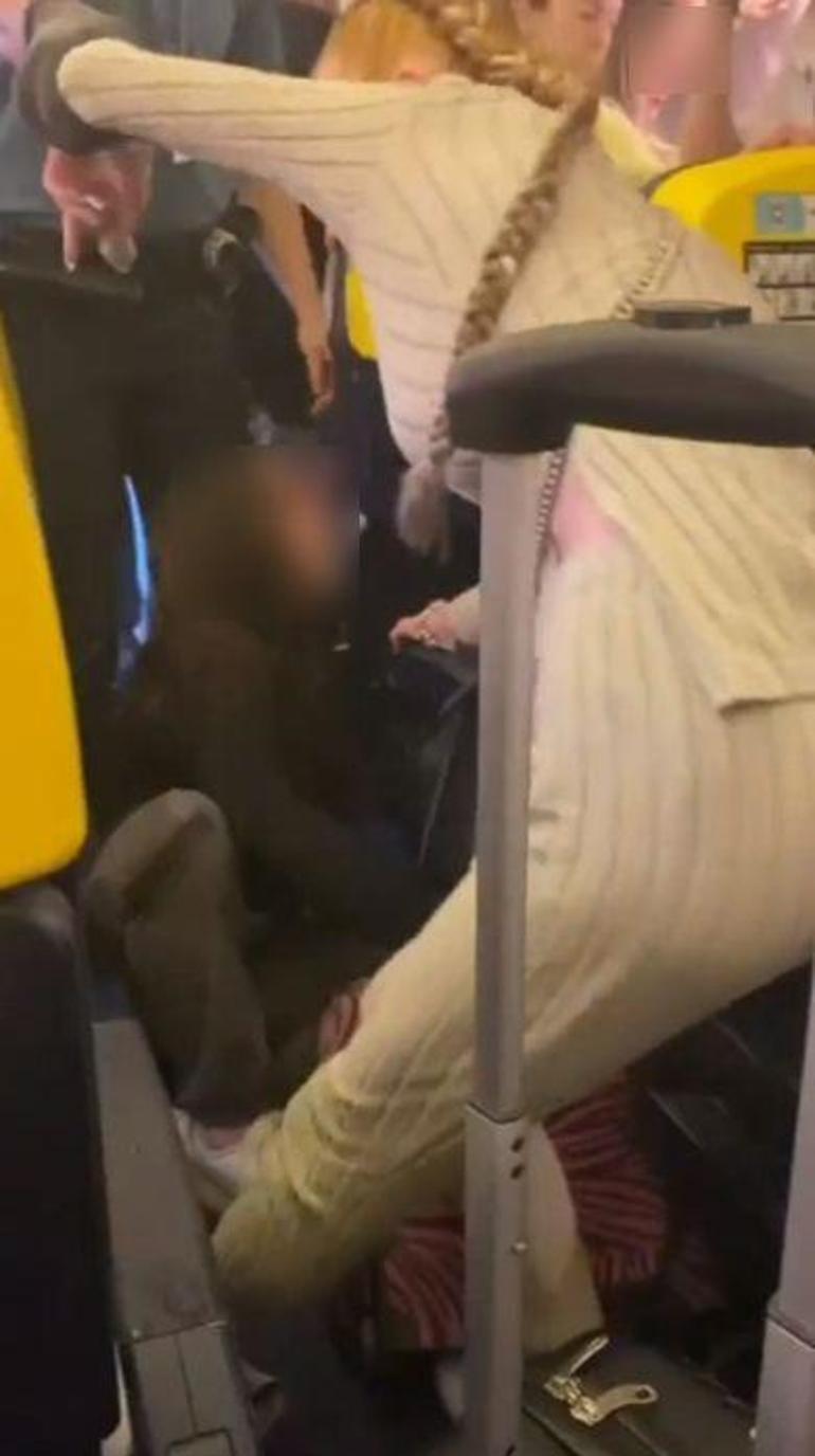 Kadın yolcu kanlar içinde kaldı! Uçakta çıkan kavga sosyal medyada tıklanma rekorları kırdı