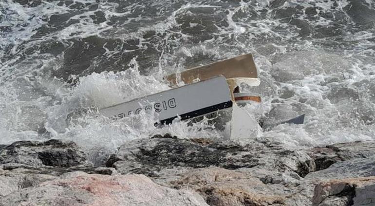 Yetkililer uyardı: Denize açılmayın! İki tekne parçalandı