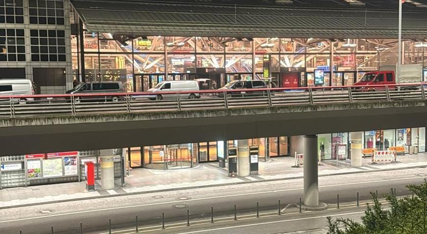 Hamburg Havalimanı’nda hareketli saatler! Silahlı kişi arabayla aprona girdi