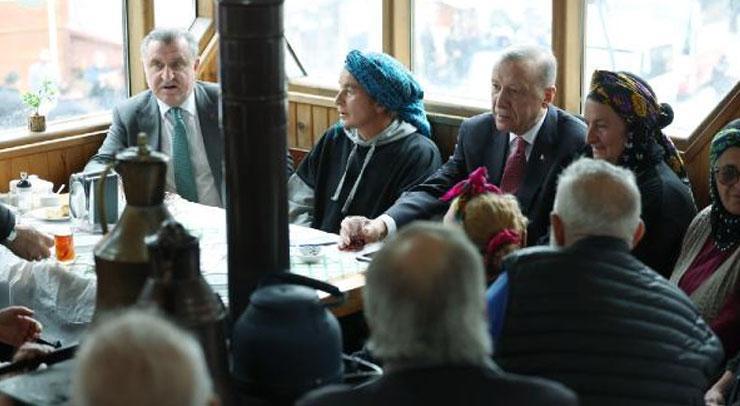 Erdoğan, Ayder Yaylası’nda vatandaşlarla sohbet etti