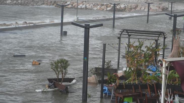 Öğle saatlerinden itibaren hızlandı! Deniz taştı her yer sular altında kaldı