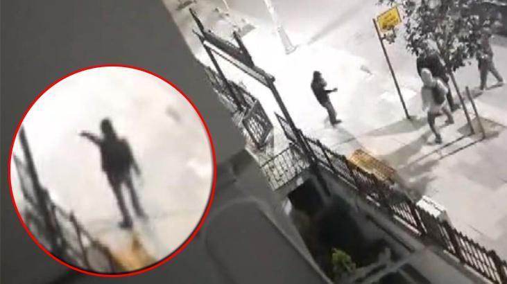 Sokakta palalı dehşet! Yoldan geçenlerin üzerine koştu görüntüler ortaya çıktı