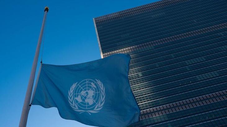 BM’de dikkat çeken kare! Bayrak yarıya indirildi, bir dakikalık saygı duruşu