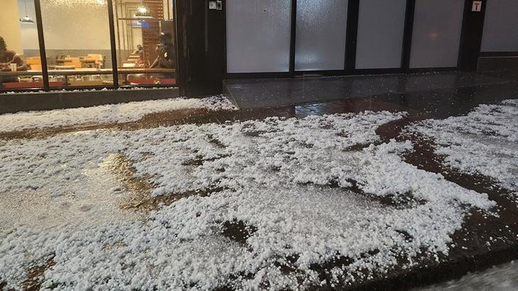 Güney Afrika’ya dolu yağdı! Sokaklar beyaza büründü
