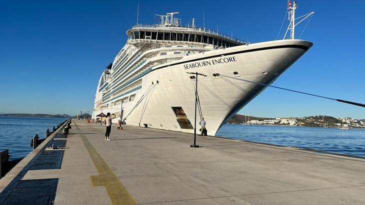 Bodrum’a 2023 yılının son gemisi geldi