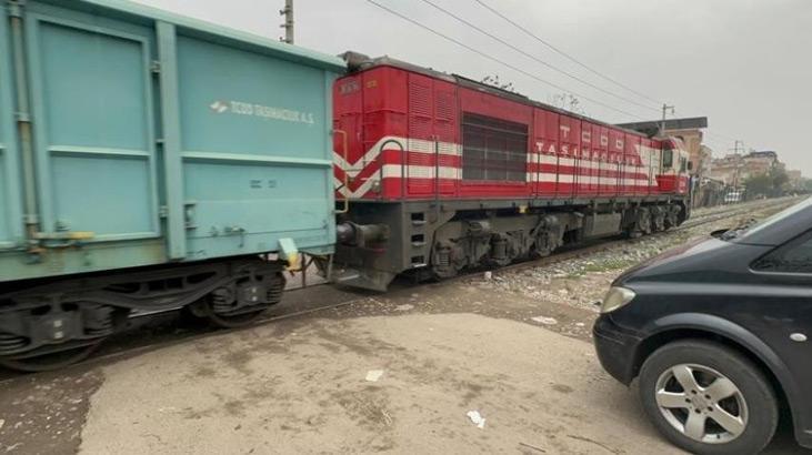 Diyarbakır’da tren kazası! Sürücü ölümden döndü