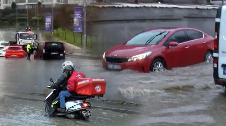 İstanbul’u sağanak vurdu: Cadde ve sokaklar göle döndü
