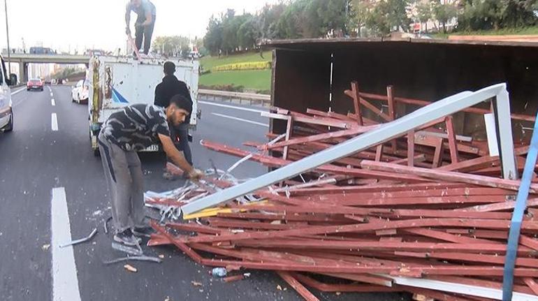 Ümraniye'de trafiği kilitleyen kaza! Demirler yola savruldu